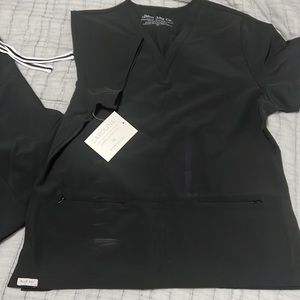 NWT. BlueSky cargo 2 pocket scrub top.